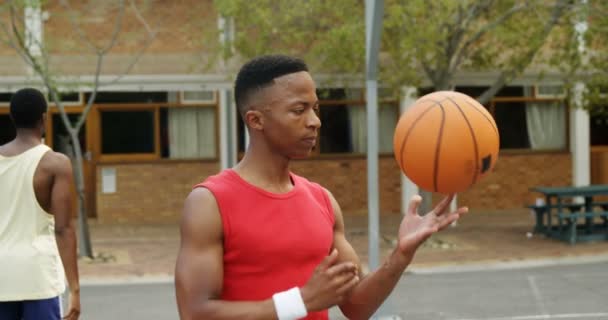 Basketbal speler draaiende bal op vinger — Stockvideo
