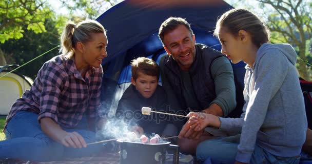 Rodzina prażenie marshmallows poza namiotem — Wideo stockowe