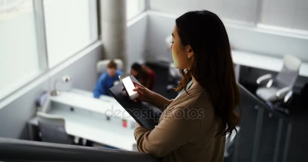 Executivo feminino usando telefone celular — Vídeo de Stock