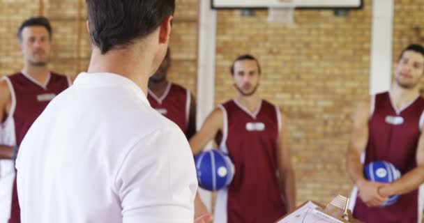 Treinador de basquete interagindo com jogadores — Vídeo de Stock