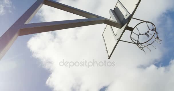 Jugador de baloncesto anotando un dunk — Vídeos de Stock