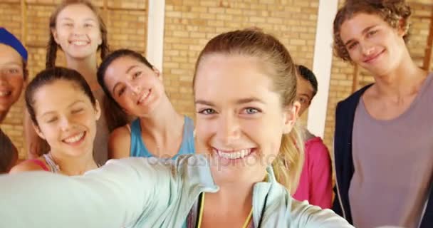 Bir selfie alarak kadın Koç ve yüksek okul çocukları — Stok video