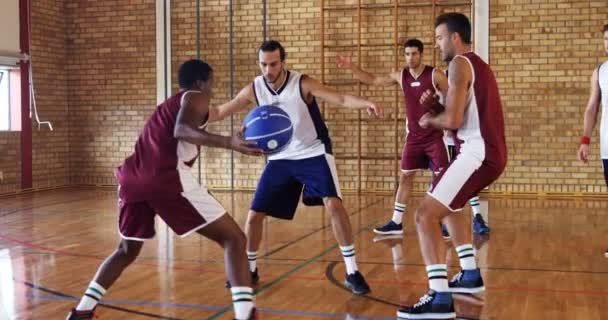 Баскетболисты, играющие на корте — стоковое видео