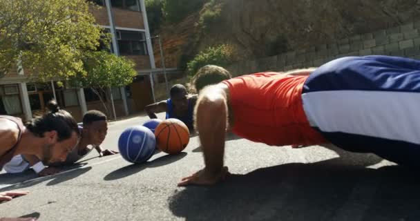 Basketbalspelers push-up oefening uitvoeren — Stockvideo