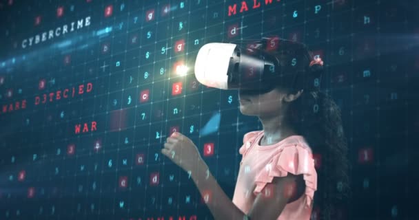 Chica usando auriculares de realidad virtual y pantalla digital — Vídeo de stock