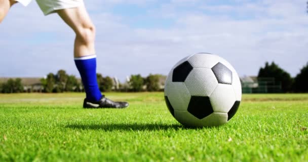 Jugador de fútbol calentándose en el campo — Vídeo de stock