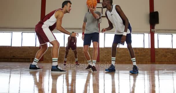 Jugadores de baloncesto listos para la pelota de salto — Vídeos de Stock