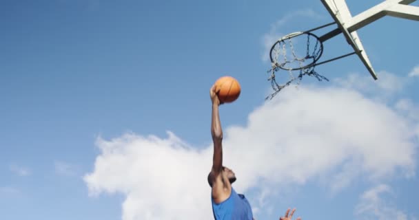 Basketballer scoren een dunk — Stockvideo