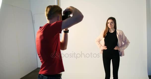 Modelo femenino posando para una sesión de fotos — Vídeos de Stock