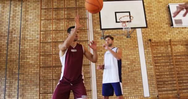 Jogadores de basquete jogando na quadra — Vídeo de Stock