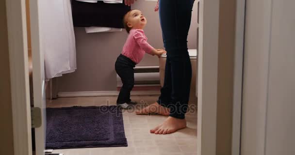 Mother and daughter standing in bathroom — Stock Video