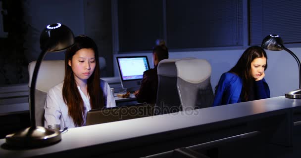 Kobiet menedżerów pracujących przy biurku — Wideo stockowe