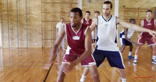 Basketspelare som spelar i domstolen — Stockvideo