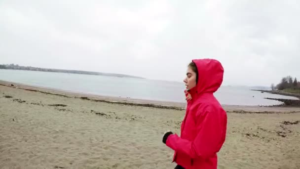 Kvinnan joggar på stranden — Stockvideo