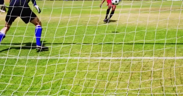 Keeper mist een opslaan in het veld — Stockvideo