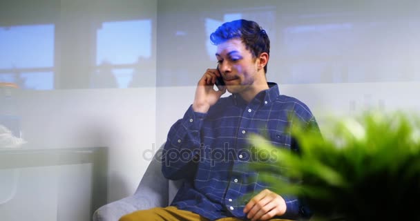 Cadre masculin parlant sur téléphone mobile — Video