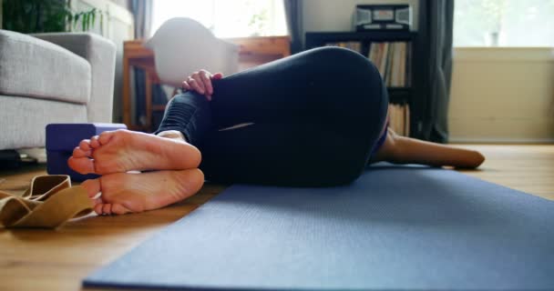 Žena cvičí jógu v obývacím pokoji — Stock video