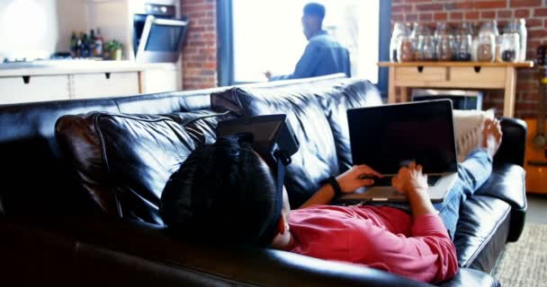 Homem usando headset realidade virtual e laptop — Vídeo de Stock