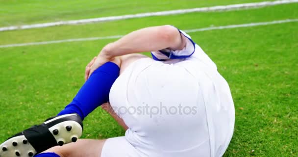 Jugador de fútbol herido acostado en la hierba — Vídeo de stock