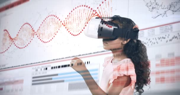 Дівчина використовує гарнітуру віртуальної реальності та цифровий екран — стокове відео