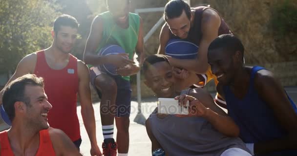 Jugadores de baloncesto tomando una selfie — Vídeos de Stock