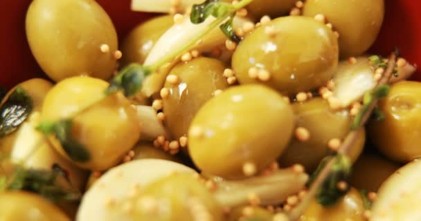 Olives vertes marinées dans un bol — Video