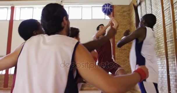 Jugadores de baloncesto jugando en la cancha — Vídeos de Stock