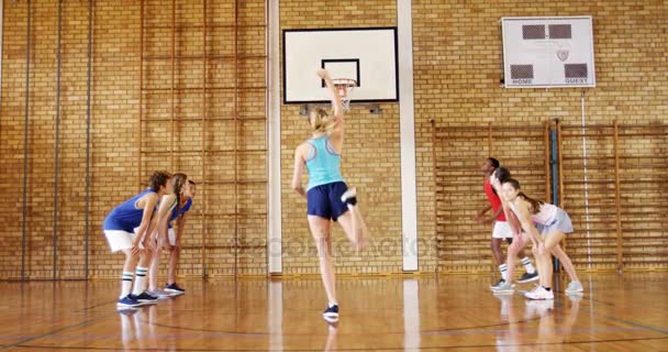 Groep van middelbare schoolkinderen spelen basketbal — Stockvideo