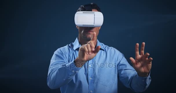 使用虚拟现实耳机和未来派屏幕的人 — 图库视频影像
