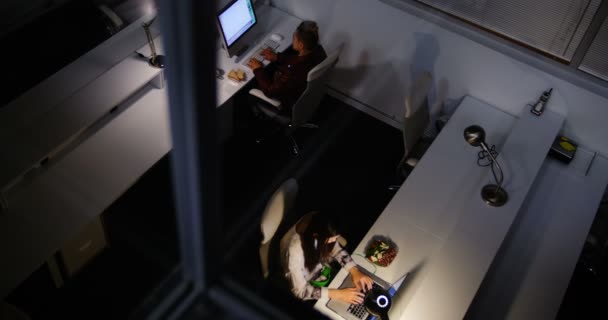 책상에서 근무 하는 임원 — 비디오
