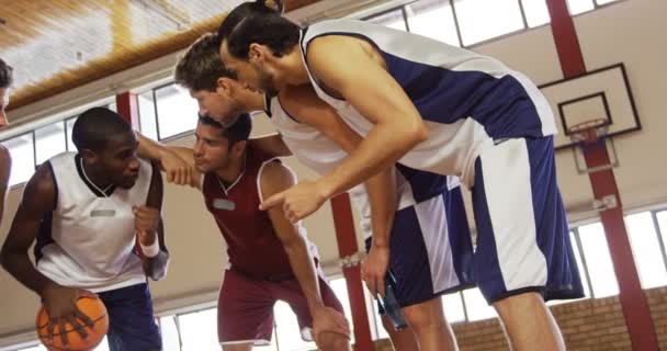 Pemain basket berinteraksi satu sama lain — Stok Video