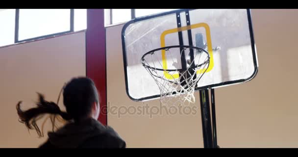Παιδί γυμνασίου βαθμολόγησης μια dunk — Αρχείο Βίντεο