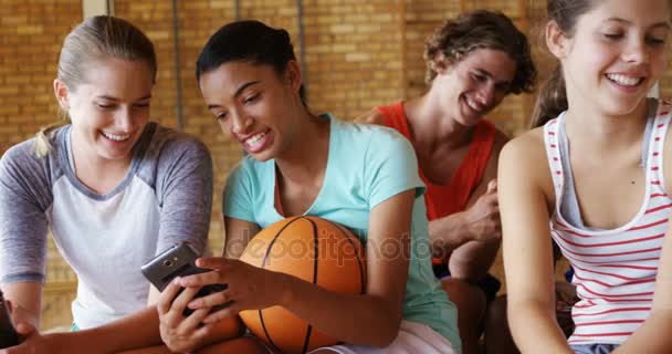 Gruppe von High-School-Kindern mit Mobiltelefon — Stockvideo