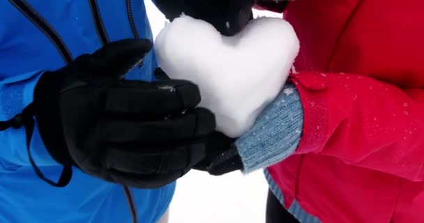 雪の心を作るカップルの半ばセクション — ストック動画