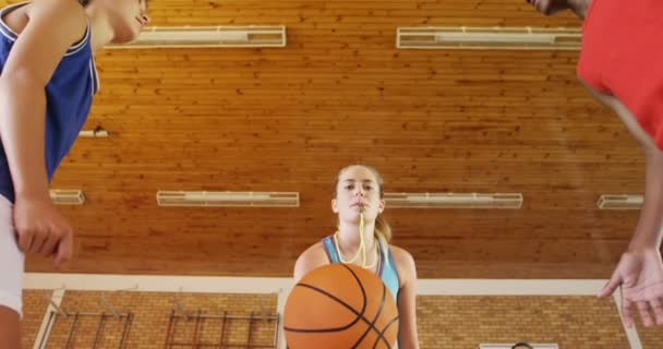 Miúdos do liceu prestes a começar a jogar basquetebol — Vídeo de Stock