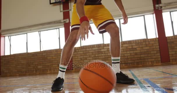 Basketbalspelers dribbelen boor beoefenen — Stockvideo