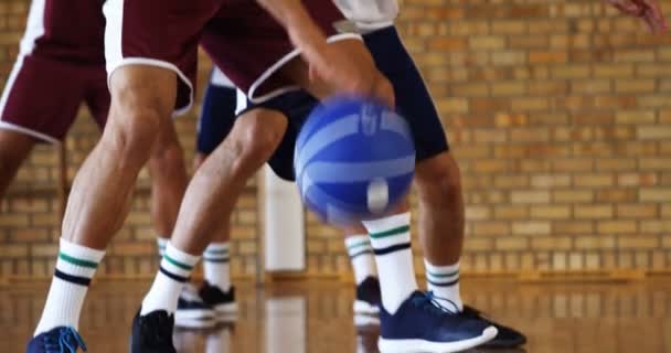 Баскетболисты, играющие на корте — стоковое видео
