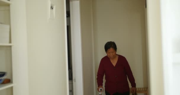 Senior vrouw lopen met wandelstok — Stockvideo