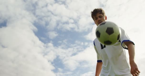 Jugador de fútbol malabares un fútbol — Vídeo de stock