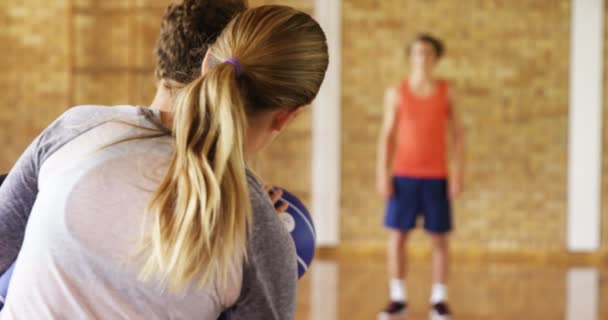 Bepaald middelbare schoolkinderen spelen basketbal — Stockvideo