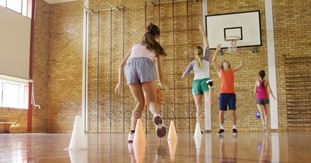 Grupo de crianças do ensino médio jogando basquete — Vídeo de Stock