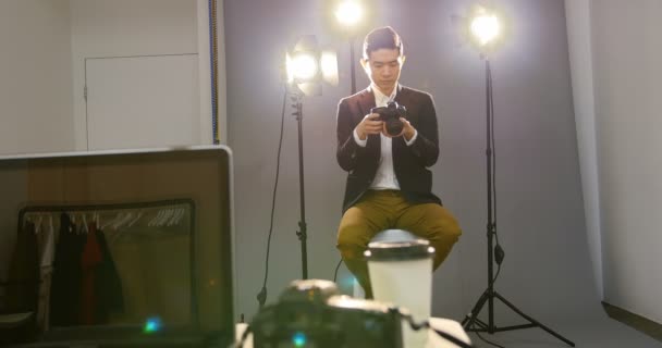 Fotógrafo masculino revisando fotos capturadas — Vídeos de Stock