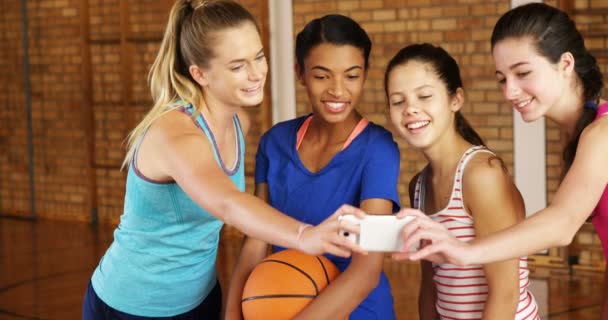 Gelukkig high school team nemen van een selfie met mobiele telefoon — Stockvideo