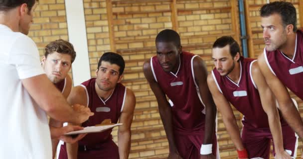 Treinador explicando plano de jogo para jogadores de basquete — Vídeo de Stock