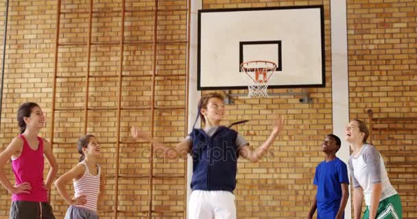 Grupo de crianças do ensino médio jogando basquete — Vídeo de Stock