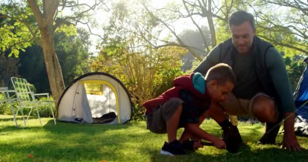 Padre e figlio allestiscono una tenda — Video Stock