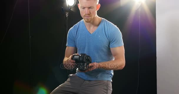 Fotógrafo masculino fotografiando con cámara digital — Vídeo de stock