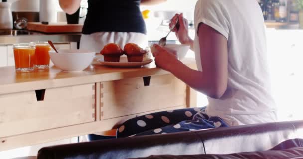 Pareja de lesbianas desayunando — Vídeo de stock