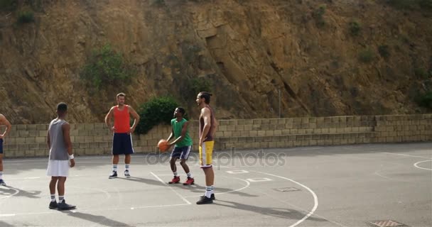 バスケット ボール選手がペナルティー ショットを撮影 — ストック動画