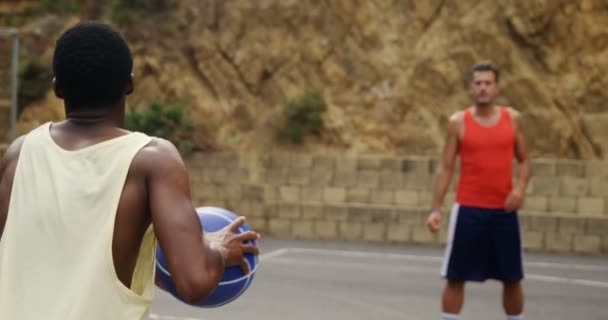 Jugadores de baloncesto practicando en cancha de baloncesto — Vídeo de stock